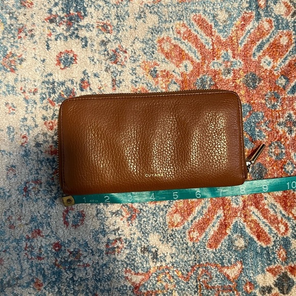 Cuyana pebbled leather wallet in caramel/chestnut - Picture 4 of 9